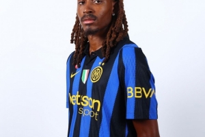 官宣在即，斯彭斯身披国米战袍的官方亮相照片已提前泄露