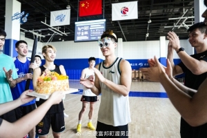 生日快乐宁波男篮晒照为许裕茁庆生