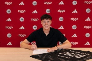 官方：阿贾克斯与19岁门将范德费尔德签下首份职业合同