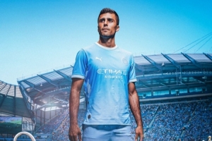 祝好！曼城晒罗德里与奖杯的海报：他赢得了一切